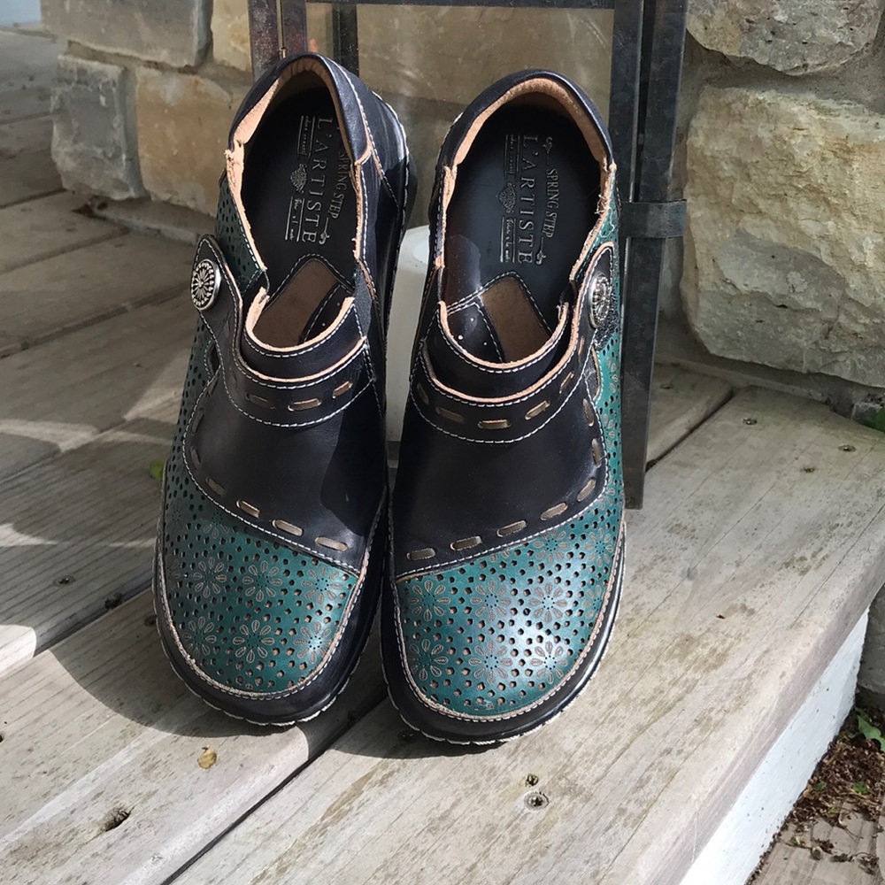 L’ARTISTE Spring Step Slip-On shoes.